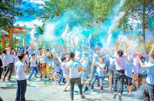 Άνθρωποι που ρίχνουν μπλε σκόνη κατά τη διάρκεια της ημέρας φωτογραφία από Min An www.pexels.com Άνθρωποι που ρίχνουν μπλε σκόνη κατά τη διάρκεια της ημέρας φωτογραφία από Min An www.pexels.com